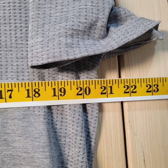 Lululemon Athletica Shirt. Light Gray Short-Sleeve Crew Tee - Picture 7 of 8